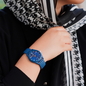 عرض قطعتين ( ساعة عقارب اللون كحلي - انسيال خرزة زرقاء ديل فار )