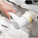 فرشاة دوارة مع مقبض مريح وسهل الاستخدام