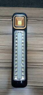 كشاف طاقة شمسية LED حديث مثبت على قاعدة خارج المنزل