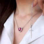 سلسلة القلب والسيف - طقم سلاسل فضية بتصميم أنثوي فريد وحجر قلب أحمر