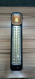 كشاف طاقة شمسية LED حديث مثبت على قاعدة خارج المنزل
