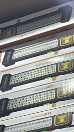 كشاف طاقة شمسية LED حديث مثبت على قاعدة خارج المنزل